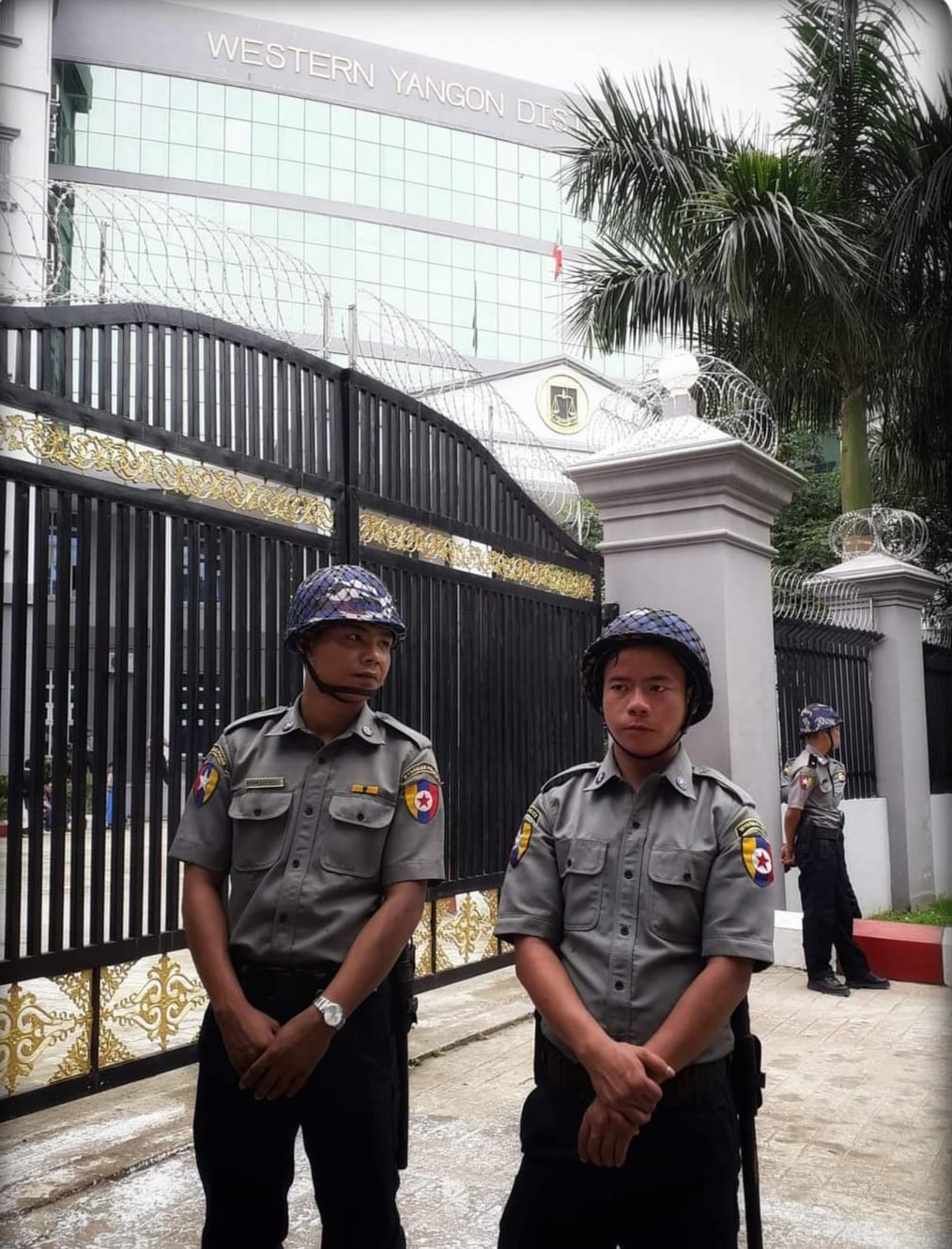 (ရန်ကုန်မြို့ရှိ အ​နောက်ပိုင်းခရိုင်တရားရုံး​ရှေ့၌ လုံခြုံ​ရေးယူ​နေ​သော ရဲများအား ​တွေ့ရစဥ်၊ ဓာတ်ပုံ - လူထု​နွေဦး)