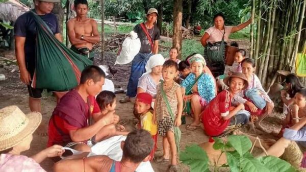 ဒေသခံ တစ်သောင်းကျော်ထွက်ပြေးနေရတဲ့ အခြေအနေနဲ့ လက်နက်ကြီးနဲ့ပစ်နေတဲ့ စစ်တပ်ကို ဒေသခံအဖွဲ့စည်းတွေက ရှုံ့ချ