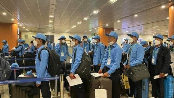 (​တောင်ကိုရီးယားနိုင်ငံသို့ သွား​ရောက်အလုပ်လုပ်ကိုင်​သော မြန်မာလုပ်သားများအား ​တွေ့ရစဥ်၊ ဓာတ်ပုံ - POEA-EPS)