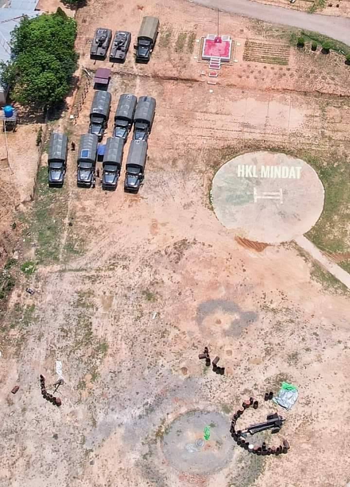 (စစ်​ကောင်စီ၏ မင်းတပ်မြို့ရှိ ခလရ ၂၇၄ အတွင်းပိုင်းရှိလက်နက်ကြီးဆင်ထား​သော​နေရာနှင့်စစ်ကားများကိုအ​ပေါ်စီးမှ​တွေ့ရပုံ။ ။ဓါတ်ပုံ-HKL)