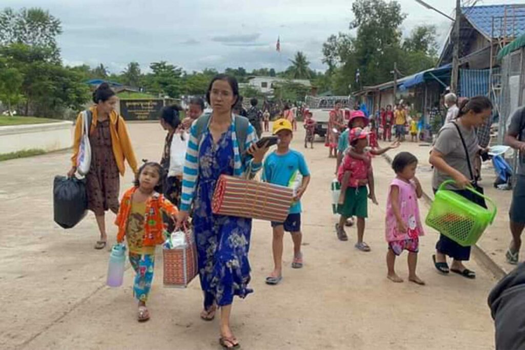 ထွက်ပြေးတိမ်းရှောင်နေရသောစစ်ဘေးဒုက္ခသည်များ ဓါတ်ပုံ-ဘန်ကောက်ပိုစ်