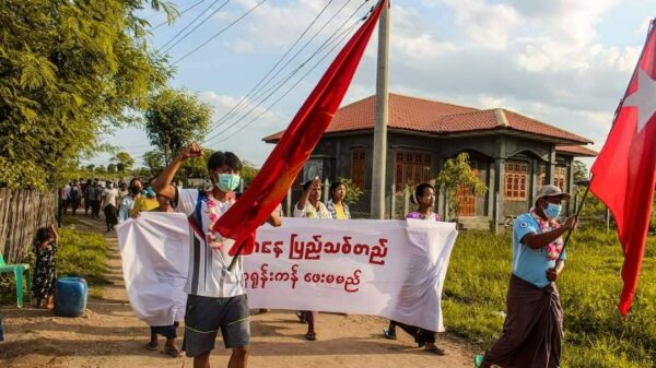 "ပြာပုံကနေ ပြည်သစ်တည် အတူရုန်းကန် ဖေးမမည်"ဟု ကြွေးကြော်ခဲ့သည့် လက်ပံတောင်းသပိတ်
