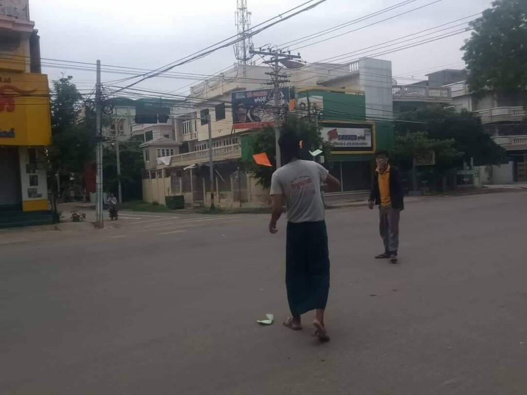 မုံရွာမြို့ယာဥ်ထိန်းရဲကင်းတွင် "လုံး၀ အုပ်ချုပ်ခွင့်မရစေရ" စာတန်းချိတ်ဆွဲ ဆန္ဒပြ