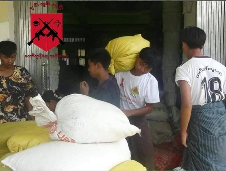 (အလှူငွေနှင့်ပစ္စည်းများအား ခွဲဝေလှုဒါန်းပေးနေစဥ်။ ဓါတ်ပုံ-ချင်းတွင်းနွေဦး တော်လှန်ရေးအင်အားစု)