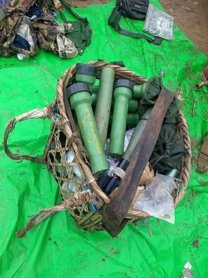 (ဗိုလ်အယ်ဆေးဝါးဦးဆောင်သော KNDO တပ်ဖွဲ့က စစ်ကောင်စီ၏ စစ်ကူလာသောတပ်မ ၄၄ တပ်ဖွဲ့အားတိုက်ခိုက်ပြီးရရှိသော လက်နက်ခဲယမ်းများ။ ဓါတ်ပုံ-Karen History)