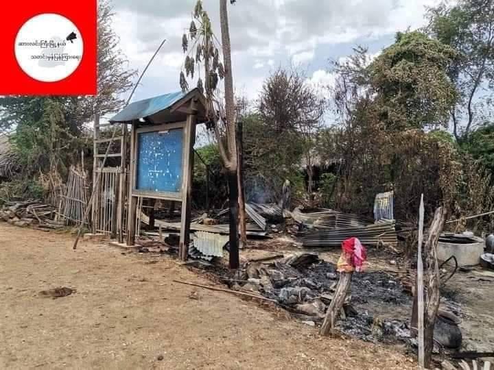 (ဇူလိုင် ၁ ရက်က ဖလံကန်ကျေးရွာအား အကြမ်းဖက်စစ်တပ်က မီးရှို့ဖျက်ဆီးသွားခဲ့စဥ်။ ဓာတ်ပုံ-ဆားလင်းကြီးမြို့နယ် သတင်းမှန်ပြန်ကြားရေး)
