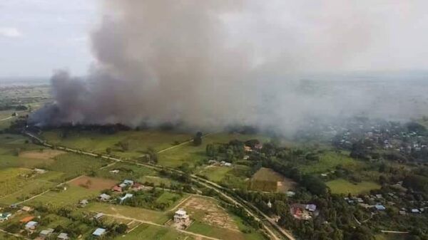 (၂၀၂၂ ဇွန်လ၁၄ရက်နေ့က ဒီပဲယင်းမြို့နယ်၊ မူးကမ်းကြီးကျေးရွာအားအကြမ်းဖက်စစ်တပ်ကမီးရှို့ဖျက်ဆီးခဲ့သည်။ ဓါတ်ပုံ-ဒီပဲယင်းမြို့နယ် စစ်ရှောင်ထောက်ပံ့ရေး)