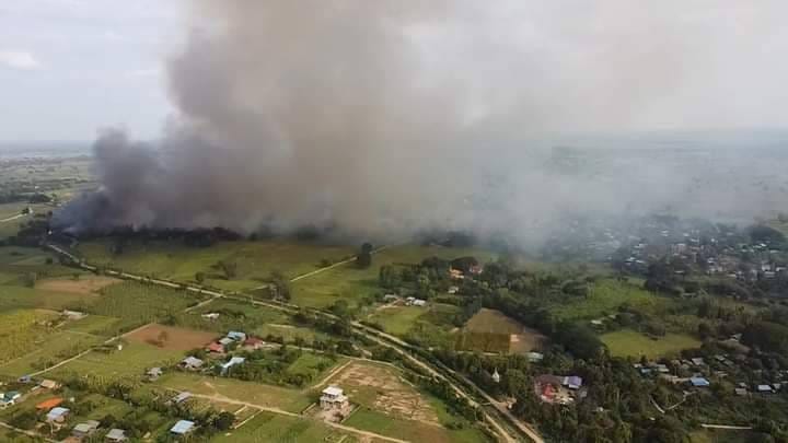 (၂၀၂၂ ဇွန်လ၁၄ရက်နေ့က ဒီပဲယင်းမြို့နယ်၊ မူးကမ်းကြီးကျေးရွာအားအကြမ်းဖက်စစ်တပ်ကမီးရှို့ဖျက်ဆီးခဲ့သည်။ ဓါတ်ပုံ-ဒီပဲယင်းမြို့နယ် စစ်ရှောင်ထောက်ပံ့ရေး)