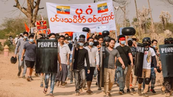 (ပုဂံမြို့၌ စစ်အာဏာရှင်ဆန့်ကျင်ရေး ချီတက်ဆန္ဒပြနေသည်ကို ၂၀၂၁မတ်လ ၆ရက်က တွေ့ရစဥ်၊ ဓာတ်ပုံ - ဆရာဆန်း)