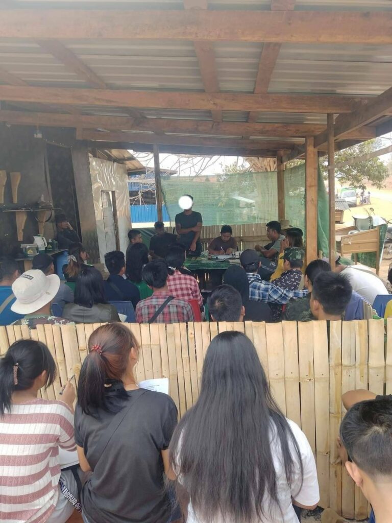 (ဘဏ္ဍာရေးရှင်းတမ်းပြုလုပ်နေသည့် DMO PDF တပ်ဖွဲ့ဝင်များအား တွေ့ရစဥ်၊ ဓာတ်ပုံ - DMO -Local PDF)