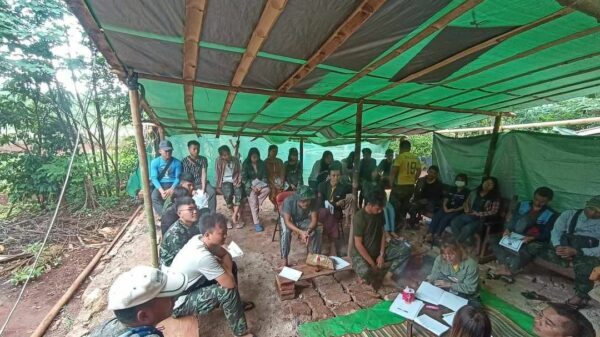 (ဘဏ္ဍာရေးရှင်းတမ်းပြုလုပ်နေသည့် DMO PDF တပ်ဖွဲ့ဝင်များအား တွေ့ရစဥ်၊ ဓာတ်ပုံ - DMO -Local PDF)