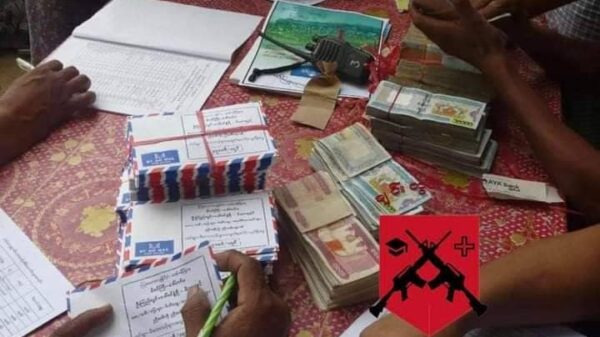 (အလှူငွေနှင့်ပစ္စည်းများအား ခွဲဝေလှုဒါန်းပေးနေစဥ်။ ဓါတ်ပုံ-ချင်းတွင်းနွေဦး တော်လှန်ရေးအင်အားစု)