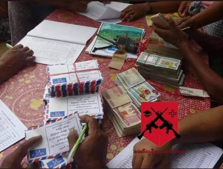 (အလှူငွေနှင့်ပစ္စည်းများအား ခွဲဝေလှုဒါန်းပေးနေစဥ်။ ဓါတ်ပုံ-ချင်းတွင်းနွေဦး တော်လှန်ရေးအင်အားစု)