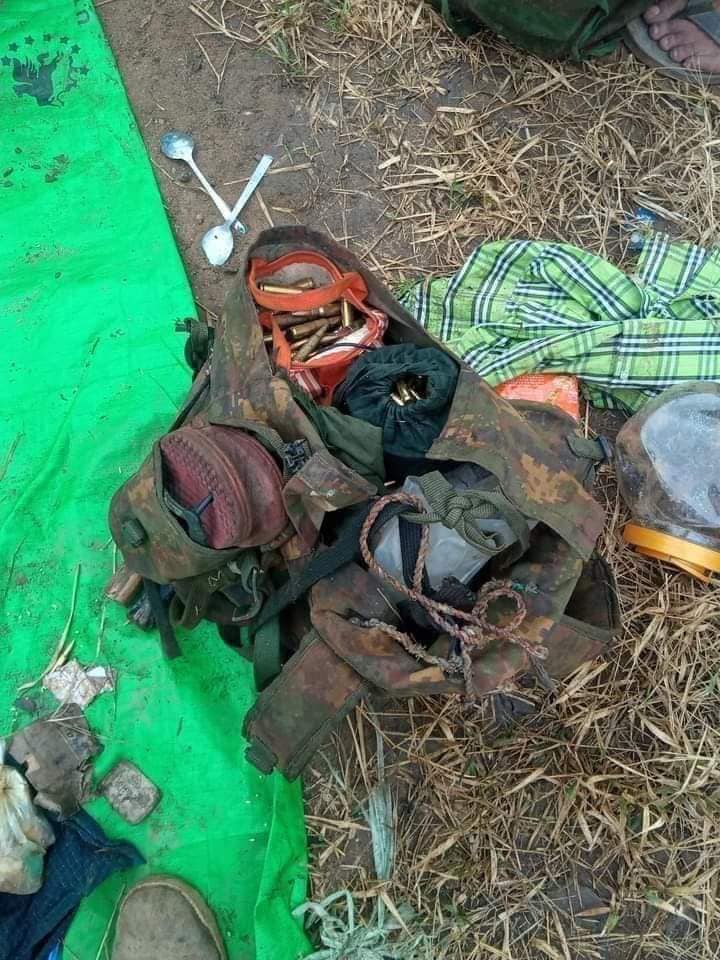 (ဗိုလ်အယ်ဆေးဝါးဦးဆောင်သော KNDO တပ်ဖွဲ့က စစ်ကောင်စီ၏ စစ်ကူလာသောတပ်မ ၄၄ တပ်ဖွဲ့အားတိုက်ခိုက်ပြီးရရှိသော လက်နက်ခဲယမ်းများ။ ဓါတ်ပုံ-Karen History)