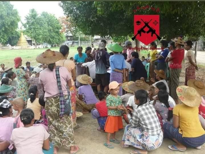 (အလှူငွေနှင့်ပစ္စည်းများအား ခွဲဝေလှုဒါန်းပေးနေစဥ်။ ဓါတ်ပုံ-ချင်းတွင်းနွေဦး တော်လှန်ရေးအင်အားစု)