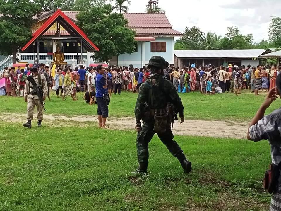 ထိုင်းနိုင်ငံဘက်ခြမ်းသို့ထွက်​ပြေးတိမ်း​ရှောင်လာ​သောစစ်​ဘေးဒုက္ခသည်များနှင့် ထိုင်းလုံခြုံ​ရေးတပ်ဖွဲ့ဝင်အချို့ ။ ဓါတ်ပုံ- Assawin Pinitwong