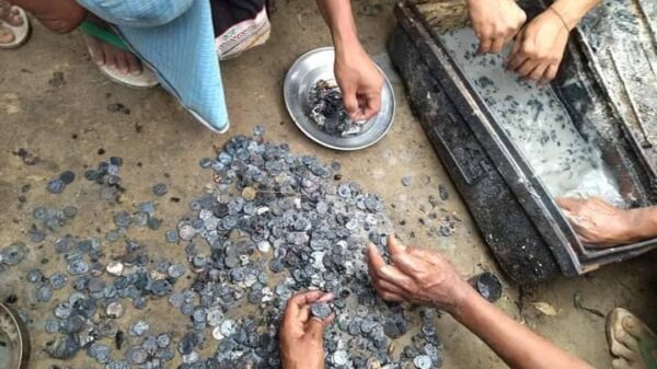 (ရွှေပန်းကျေးရွာ မီးလောင်ပြင်ကို ရှင်းလင်းရင်း တွေ့ရသော လက်ဝတ်ရတနာအချို့ ။ ။ဓါတ်ပုံ-မြောင်မြို့နယ် ပြည်သူ့ကာကွယ်ရေးအဖွဲ့နှင့် သတင်းပြန်ကြားရေး)