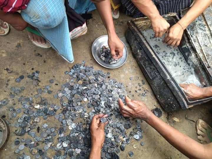 (ရွှေပန်းကျေးရွာ မီးလောင်ပြင်ကို ရှင်းလင်းရင်း တွေ့ရသော လက်ဝတ်ရတနာအချို့ ။ ။ဓါတ်ပုံ-မြောင်မြို့နယ် ပြည်သူ့ကာကွယ်ရေးအဖွဲ့နှင့် သတင်းပြန်ကြားရေး)