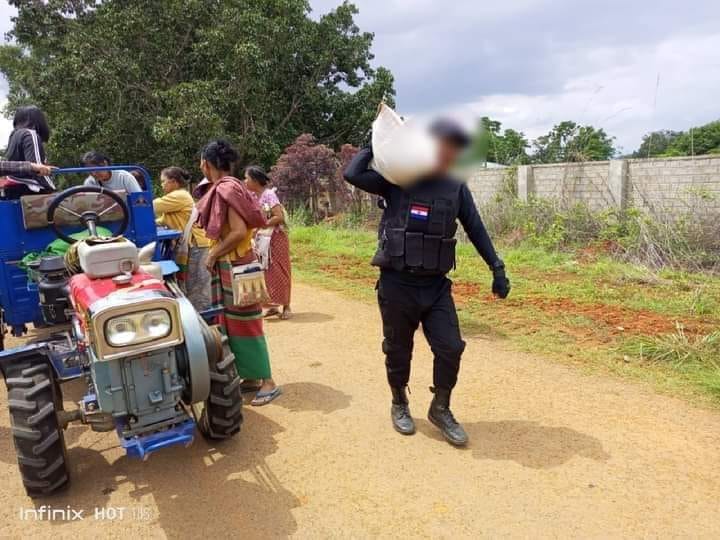 (ကရင်နီပြည်ရဲ(KSP)အမှတ် (၅)နယ်မြေရဲစခန်းမှ ရဲတပ်ဖွဲ့ဝင်အချို့ အများပြည်သူဝန်ဆောင်မှုလုပ်ငန်းများဆောင်ရွက်နေစဥ် ၊ ဓာတ်ပုံ - KSP)