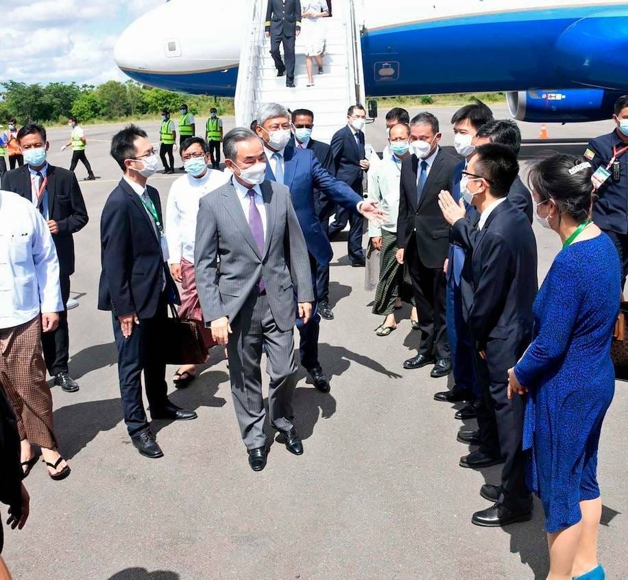(တရုတ်နိုင်ငံခြား​ရေးဝန်ကြီး ပုဂံသို့​ရောက်လာစဥ်။ ဓါတ်ပုံ-AP)