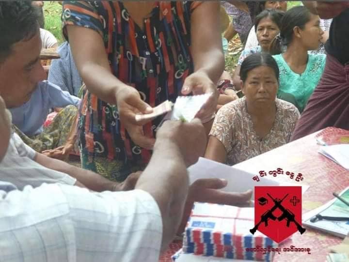 (အလှူငွေနှင့်ပစ္စည်းများအား ခွဲဝေလှုဒါန်းပေးနေစဥ်။ ဓါတ်ပုံ-ချင်းတွင်းနွေဦး တော်လှန်ရေးအင်အားစု)