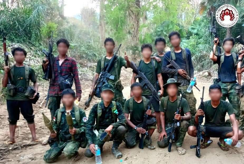 ဓာတ်ပုံ - ရှေ့တန်းတစ်နေရာတွင်တွေ့ရှိရသော BPLA တပ်ဖွဲ့ဝင်များ (ပုံအဟောင်း)