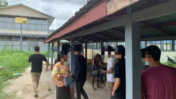 (ကိုအာကာမိုးကိုကို၏ ရုပ်အလောင်းအား ရင်ခွဲရုံသို့ပို့ဆောင်စဥ်၊ ဓာတ်ပုံ - KHA)