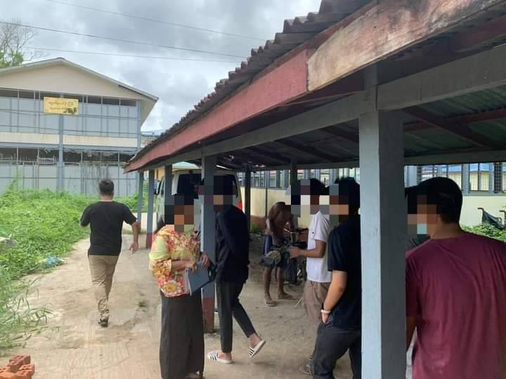 (ကိုအာကာမိုးကိုကို၏ ရုပ်အလောင်းအား ရင်ခွဲရုံသို့ပို့ဆောင်စဥ်၊ ဓာတ်ပုံ - KHA)