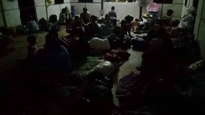 (ထွက်ပြေးတိမ်းရှောင်လာသည့် ဒီပဲယင်းမြို့နယ်အတွင်းရှိ ကျေးရွာများမှ ဒေသခံများအား တွေ့ရစဥ်။ ။ဓါတ်ပုံ-ဒီပဲယင်းမြို့နယ်ညီနောင်များအဖွဲ့)