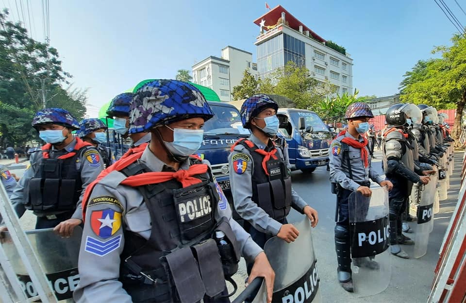 (စစ်​ကောင်စီတပ်က ၂၀၂၁ ​ဖေ​ဖော်ဝါရီ ၁၅ ရက်တွင် ​ရွှေဂုံတိုင်ရှိ NLD ရုံးချုပ်ကိုစီးနင်းစဥ် ပြည်သူများကလာ​ရောက်ကန့်ကွက်ဆန္ဒပြခဲ့ကြသည်။)
