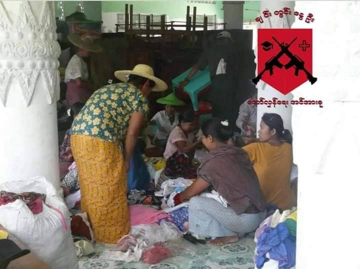 (အလှူငွေနှင့်ပစ္စည်းများအား ခွဲဝေလှုဒါန်းပေးနေစဥ်။ ဓါတ်ပုံ-ချင်းတွင်းနွေဦး တော်လှန်ရေးအင်အားစု)
