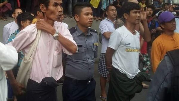 (လွယ်အိတ်အဖြူလွယ်ထားသောသူမှာ ဦးတင့်လွင်ဖြစ်သည်။)