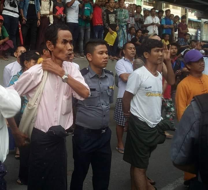 (လွယ်အိတ်အဖြူလွယ်ထားသောသူမှာ ဦးတင့်လွင်ဖြစ်သည်။)
