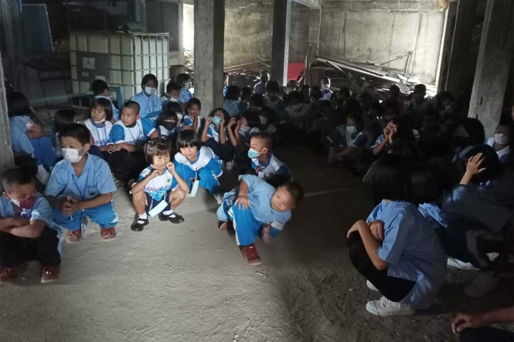 လက်နက်ကြီးကျမည်စိုး၍ ​ပုံးခို​နေကြ​​သော ထိုင်းနိုင်ငံနယ်စပ်​ကျောင်းတစ်​ကျောင်းမှ က​လေးငယ်များ။ ဓါတ်ပုံ-Assawin Pinitwong