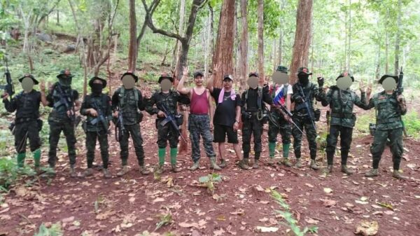 (CDM ပြုလုပ်လာသည့် ရဲတပ်ကြပ်ကြီးနှစ်ဦး နှင့် ၎င်းတို့ပါလာသော ခဲယမ်းများ။ဓာတ်ပုံ - BPDF)