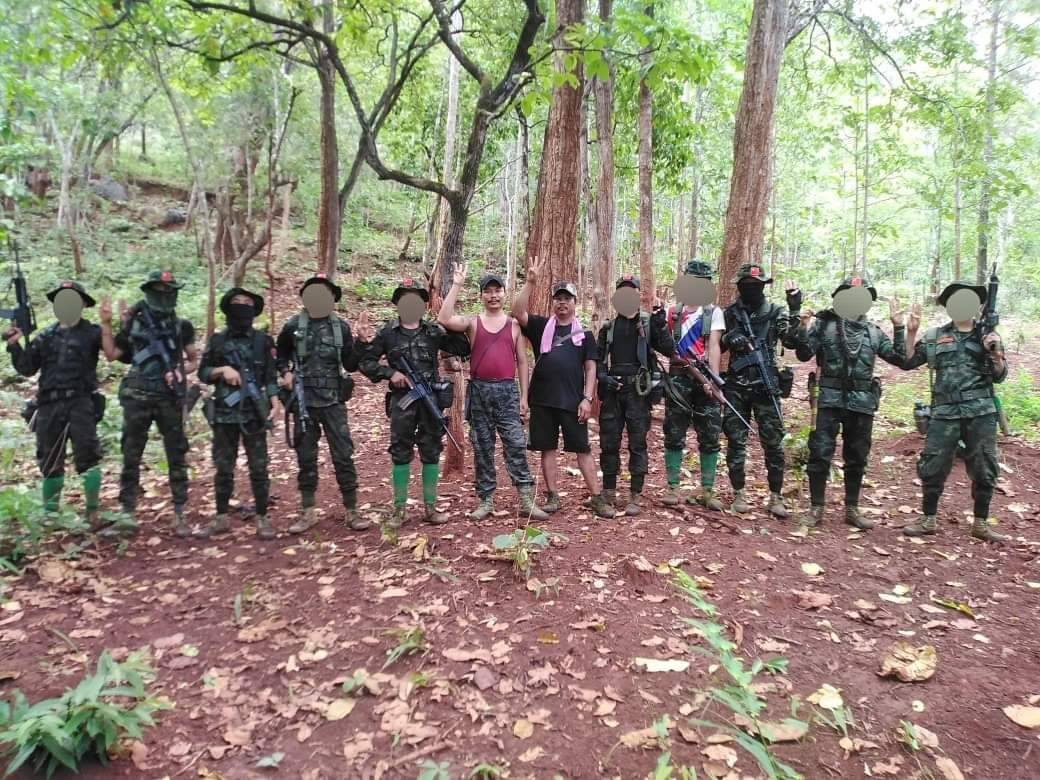 (CDM ပြုလုပ်လာသည့် ရဲတပ်ကြပ်ကြီးနှစ်ဦး နှင့် ၎င်းတို့ပါလာသော ခဲယမ်းများ။ဓာတ်ပုံ - BPDF)
