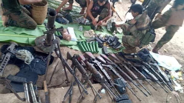(ဗိုလ်အယ်​ဆေးဝါးဦး​ဆောင်​သော KNDO တပ်ဖွဲ့က စစ်​ကောင်စီ၏ စစ်ကူလာ​သော တပ်မ(၄၄) တပ်ဖွဲ့အားတိုက်ခိုက်ပြီးရရှိ​သော လက်နက်ခဲယမ်းများ။ ဓာတ်ပုံ-Karen History)