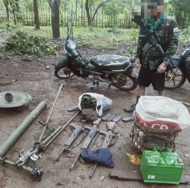 ( KNLA ဦး​ဆောင်​သောပူး​ပေါင်းတပ်များက၆လအတွင်း စစ်​ကောင်စီစခန်းသိမ်းတိုက်ပွဲများနှင့်စစ်ကူများကိုတိုက်ခိုက်ပြီး​နောက်ရရှိ​သောလက်နက်ခဲယမ်းများထဲမှအချို့ ။ဓါတ်ပုံ-Cobra Column၊ Karen History)