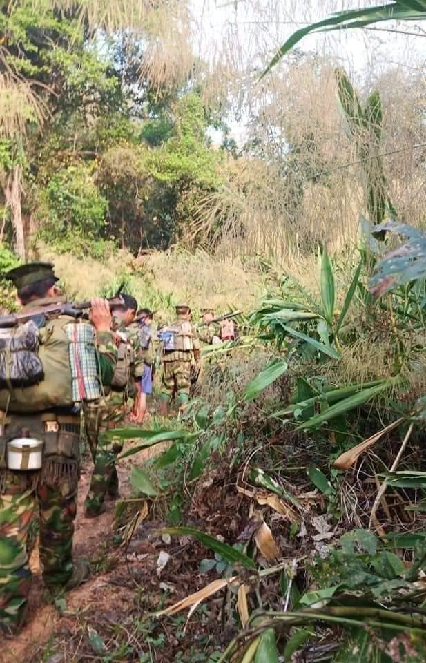 (အင်းတော် ပြည်သူ့ကာကွယ်ရေးတပ်ဖွဲ့ဝင်များ နှင့် တိုက်ပွဲအတွင်း ဆီဘောင်ဆာကားမီးလောင်နေသည့် မြင်ကွင်းဖြစ်သည်။ ဓါတ်ပုံ-အင်းတော်PDF ၊ IR)