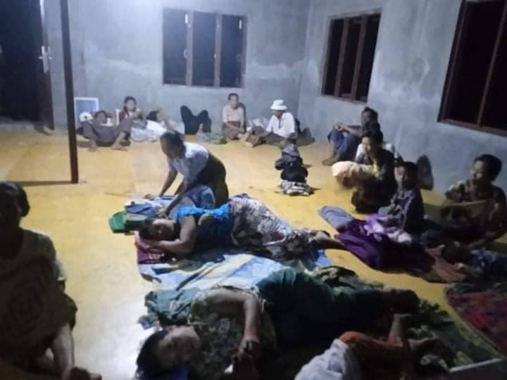 (ထွက်ပြေးတိမ်းရှောင်လာသည့် ဒီပဲယင်းမြို့နယ်အတွင်းရှိ ကျေးရွာများမှ ဒေသခံများအား တွေ့ရစဥ်။ ။ဓါတ်ပုံ-ဒီပဲယင်းမြို့နယ်ညီနောင်များအဖွဲ့)