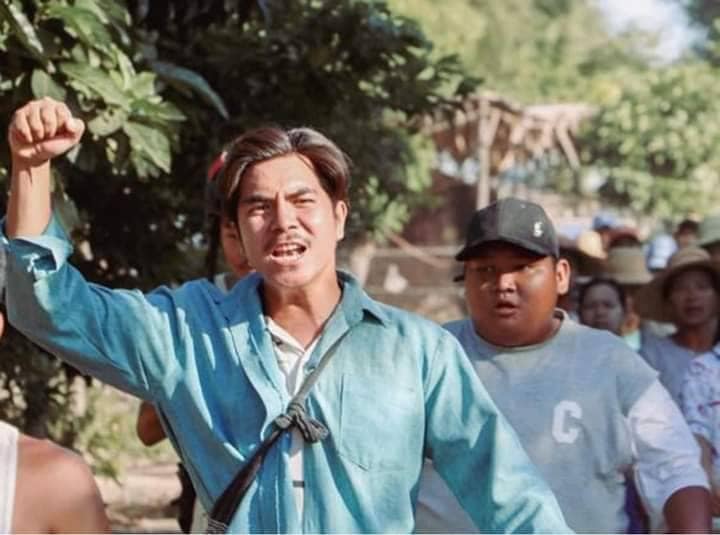 (စစ်အာဏာရှင်ဆန့်ကျင်ရေး သပိတ်စစ်ကြောင်းတစ်ခုတွင် ချင်းတွင်းမြစ်အနောက်ဘက်ကမ်း လူငယ်သပိတ်ခေါင်းဆောင် ဝင်းမိုးဇော်(ခ)အဝင်းလေးအား တွေ့ရစဥ်။ ဓာတ်ပုံ-Than Kyaw Oo Facebook)
