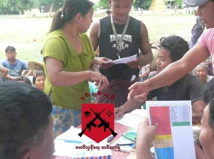 (အလှူငွေနှင့်ပစ္စည်းများအား ခွဲဝေလှုဒါန်းပေးနေစဥ်။ ဓါတ်ပုံ-ချင်းတွင်းနွေဦး တော်လှန်ရေးအင်အားစု)