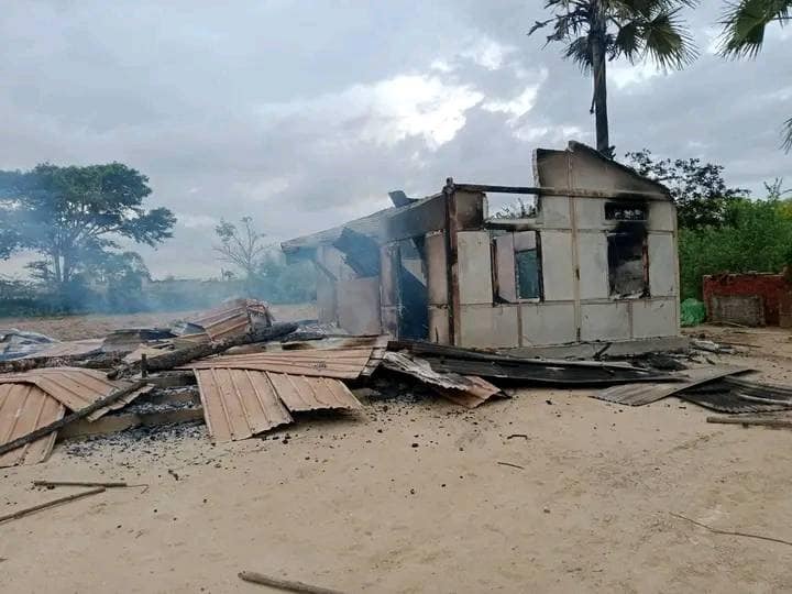 (အကြမ်းဖက်စစ်တပ်က မီးရှို့ဖျက်ဆီးသွားသောနေအိမ်နှစ်လုံးအား ​တွေ့ရစဥ် ၊ ဓာတ်ပုံ - CJ)