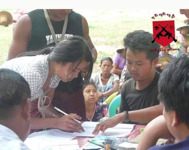 (အလှူငွေနှင့်ပစ္စည်းများအား ခွဲဝေလှုဒါန်းပေးနေစဥ်။ ဓါတ်ပုံ-ချင်းတွင်းနွေဦး တော်လှန်ရေးအင်အားစု)