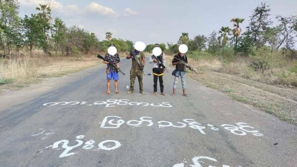 (မုံရွာ-ယာကြီး လမ်းပိုင်းပေါ်၌ ပြည်သူ့ကာကွယ်ရေးတပ်ဖွဲ့မှ လုံခြုံရေး ရယူထားစဥ်၊ ပုံအဟောင်းကို အသုံးပြုထားပါသည်)