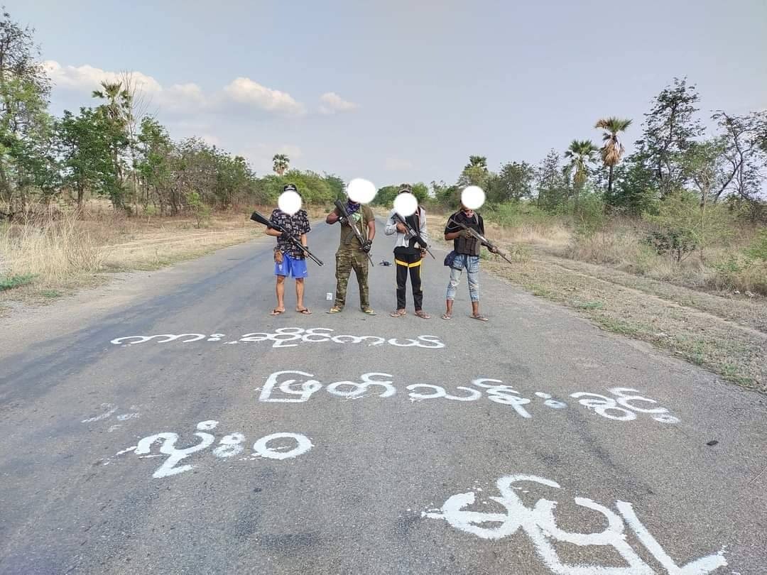 (မုံရွာ-ယာကြီး လမ်းပိုင်းပေါ်၌ ပြည်သူ့ကာကွယ်ရေးတပ်ဖွဲ့မှ လုံခြုံရေး ရယူထားစဥ်၊ ပုံအဟောင်းကို အသုံးပြုထားပါသည်)