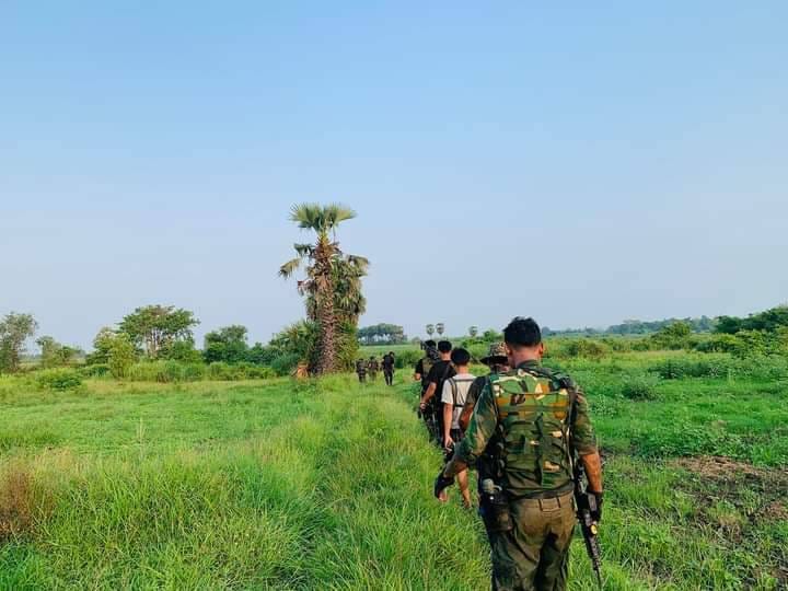 (တန့်ဆည်နယ်တွင် စစ်ကောင်စီတပ်အားတိုက်ခိုက်လျှက်ရှိသော တော်လှန်ရေးရဲဘော်များ(ပုံဟောင်း))
