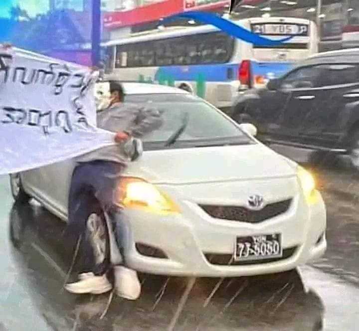(ဆန္ဒပြလူငယ်များကို စစ်ကောင်စီတပ်က ကားဖြင့်တိုက်နေစဥ်။ ။ဓာတ်ပုံ - AAMIJ)