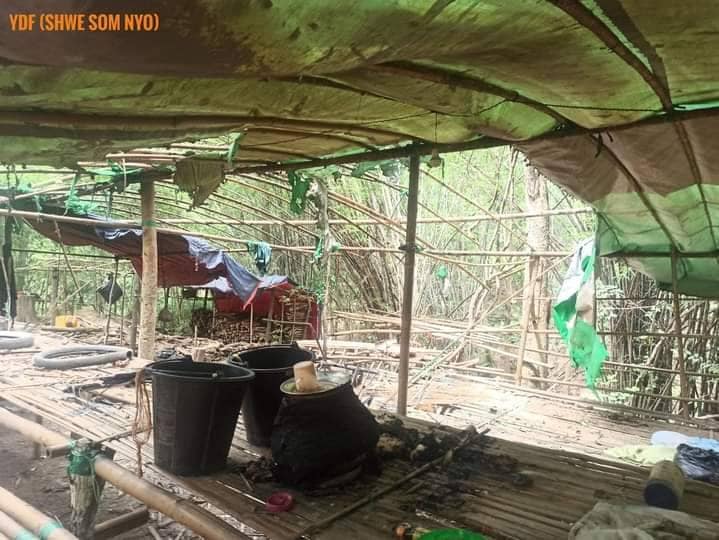 (ဖျက်ဆီးခံလိုက်ရသော ရွှေစွန်ညိုအဖွဲ့၏ တပ်ရင်းစခန်း။ ဓါတ်ပုံ-YDF ရွှေစွန်ညို)