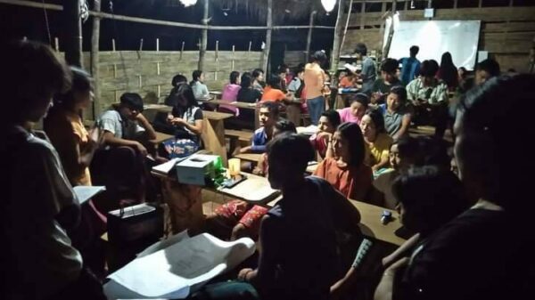 (ကရင်နီဒေသတွင် ကြားကာလပညာရေးသင်ယူနေသော ကျောင်းသား၊ ကျောင်းသူများ။ ဓါတ်ပုံ-နွေဦးဂုရုလေးများ)